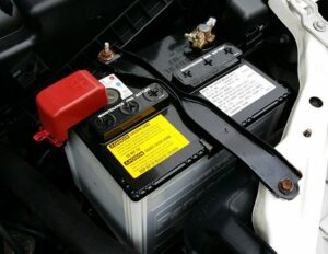 smaltire batteria auto